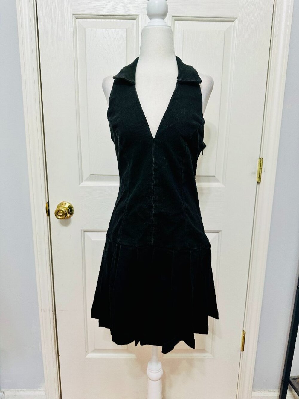 LOVE, FIRE BLACK HALTER V-NECK PLEATED DROP WAIST SKIRT DENIM DRESS LARGE